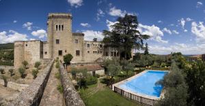 The swimming pool at or close to Parador de Jarandilla de la Vera
