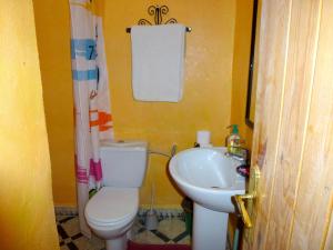 A bathroom at La Vallée des Dunes - Auberge, bivouacs et excursions