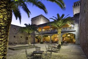 A restaurant or other place to eat at Parador de Jarandilla de la Vera