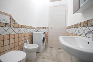 een badkamer met een toilet, een wastafel en een toilet bij Sa Matta de s'Oria in Giba