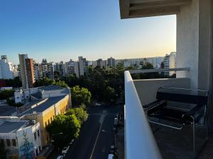- Balcón con vistas a una calle de la ciudad en Center Suites en La Plata