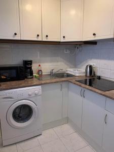 A kitchen or kitchenette at Apartament La Mata "FELIZ"