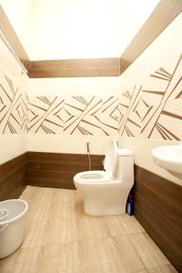 イェーラギリにあるNest Villa Yelagiri By Lexstaysのトイレと洗面台付きのバスルーム