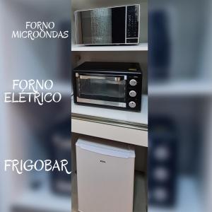 un collage de dos fotos de una cocina con microondas en Hospedagem Almirante, en São Francisco de Paula