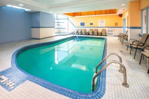 uma grande piscina num quarto de hotel em Comfort Hotel & Suites em Peterborough