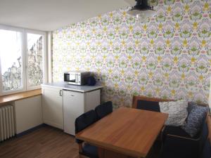 a dining room with a table and a microwave at Les Camélias in Le Mont-Dore