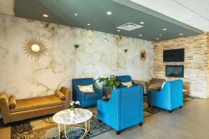 hol z kanapami, stołami i ścianą w obiekcie Comfort Inn & Suites Surrey w mieście Surrey