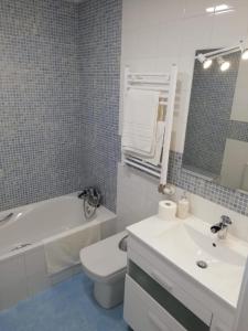 A bathroom at Plaza Nueva's House "El Consul" Még 11 kép
