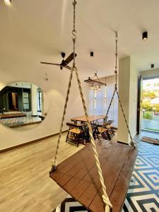 - une balançoire dans un salon avec une table dans l'établissement CANVAS VILLA & RESORT - LONAVALA, à Lonavala