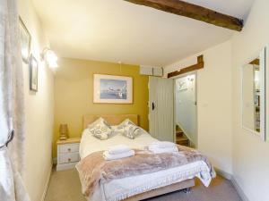 um quarto com uma cama com duas toalhas em The Smithy - 13920 em Hawnby