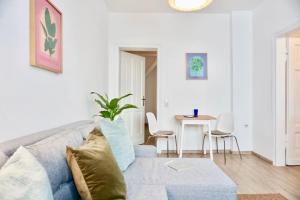 een woonkamer met een bank en een tafel bij NEU I moderne zentrale Wohnung I Netflix I 4 Gäste in Andernach