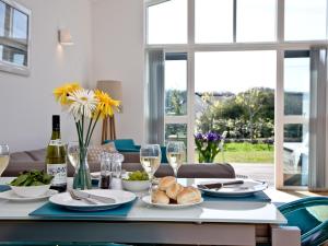 uma mesa com pratos de comida e copos de vinho em Una Argentum 61 em Carbis Bay