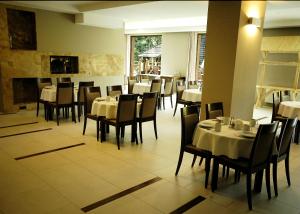 Εστιατόριο ή άλλο μέρος για φαγητό στο Dom na Skale - Apartamenty w Bieszczadach nad Soliną