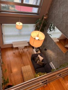 vistas panorámicas a una sala de estar con sofá y mesa en Loft con PARKING "Hygge Urbano Coruña", en A Coruña