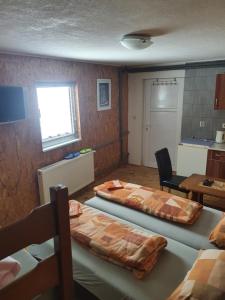 Un pat sau paturi într-o cameră la Morehead Guesthouse Vlasic