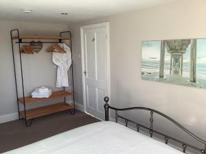 a bedroom with a bed and a picture of the ocean at Villa Farm Cottage in Thornton Curtis