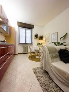 um quarto com uma cama e uma mesa em Litta's flat in Affori - 3 mins walk from MM3 em Milão
