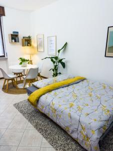 um quarto com uma cama com um cobertor amarelo em Litta's flat in Affori - 3 mins walk from MM3 em Milão