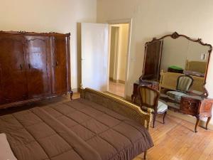 A bed or beds in a room at Prime location 2 bed rooms Apartment , near the Nile & Cairo Center