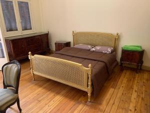 A bed or beds in a room at Prime location 2 bed rooms Apartment , near the Nile & Cairo Center