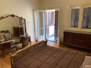 A bed or beds in a room at Prime location 2 bed rooms Apartment , near the Nile & Cairo Center