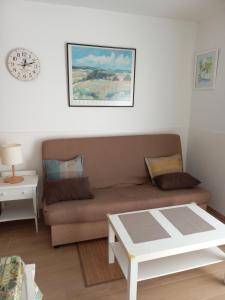 A seating area at Verdemar Apartamento l