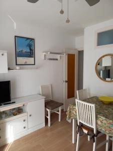 A television and/or entertainment centre at Verdemar Apartamento l