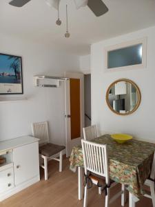 A television and/or entertainment centre at Verdemar Apartamento l