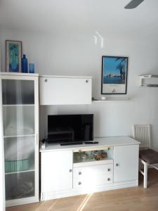 A television and/or entertainment centre at Verdemar Apartamento l