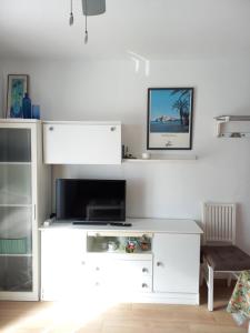 A television and/or entertainment centre at Verdemar Apartamento l