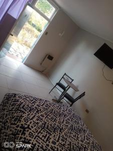 1 dormitorio con cama y ventana en Motel ZAVA, en Los Andes