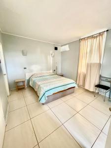 1 dormitorio con 1 cama y suelo de baldosa en Motel ZAVA, en Los Andes