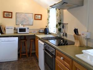 Una cocina o zona de cocina en Honeysuckle Cottage - 23227