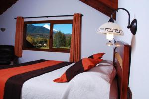 Ein Bett oder Betten in einem Zimmer der Unterkunft Hotel Pucon Green Park