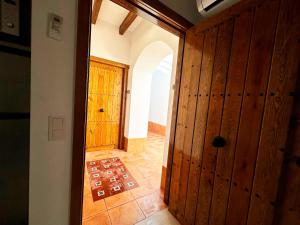 pasillo de una casa con puerta y suelo de baldosa en Apartamentos Turísticos Magallanes I, en San Pedro del Pinatar