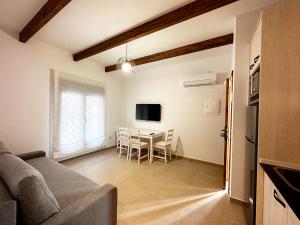 a living room with a couch and a dining room table at Apartamentos Turísticos Magallanes I in San Pedro del Pinatar