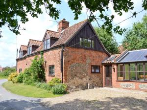 an old brick house with a solar roof at Saracens Retreat in Thurgarton