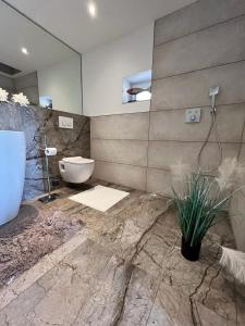 een badkamer met een bad, een toilet en een wastafel bij Ferienwohnung Pirna-Panorama in Pirna