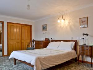 a bedroom with a bed and a dresser and a bed sidx sidx sidx sidx at Shielgreen in Blairgowrie