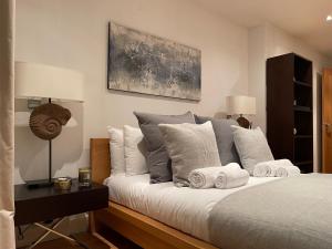 een slaapkamer met een bed met handdoeken erop bij Stunning Westminster Apartment in Londen