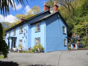 a blue house with a black roof at T Melindwr in Capel Bangor