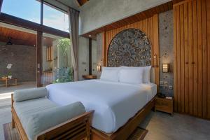 Cama ou camas em um quarto em Taman Dharmawangsa Suites mais 37 fotos