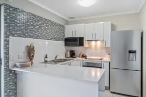 Kuchyň nebo kuchyňský kout v ubytování Nautilus Noosa Resort
