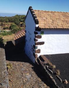 um edifício com um telhado vermelho em cima em Casa Las Escaleritas em Isora