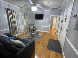 ein Wohnzimmer mit einem Sofa und einem TV in der Unterkunft Brand New Luxury Rooms near downtown Boston in Boston