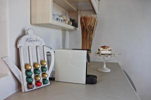 uma mesa com um frigorífico e uma cadeira em Antheia Suite of Mykonos em Ano Mera