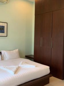 Postel nebo postele na pokoji v ubytování บ้านธานี (BAAN THANI)