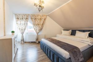 Schlafzimmer mit einem Bett und einem Fenster in der Unterkunft On the Hill in Braşov