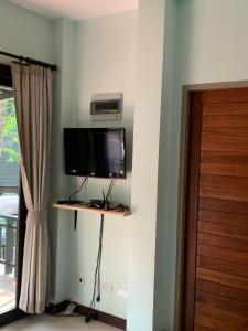 TV a/nebo společenská místnost v ubytování บ้านธานี (BAAN THANI)