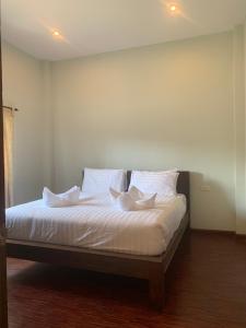 Postel nebo postele na pokoji v ubytování บ้านธานี (BAAN THANI)